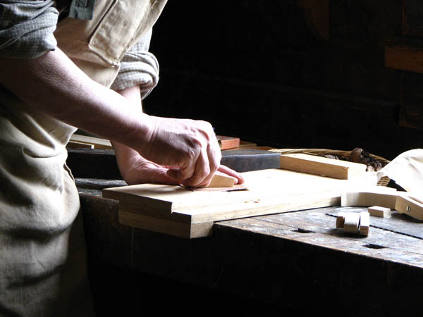 Nuestro equipo de profesionales cuenta  con muchos años de contrastada <strong>experiencia</strong> en el sector de la <strong>carpintería de madera en Albelda de Iregua</strong>.