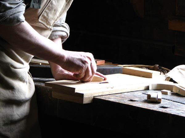 Nuestro equipo de profesionales cuenta  con muchos aÃ±os de contrastada <strong>experiencia</strong> en el sector de la <strong>carpinterÃ­a de madera en Albelda de Iregua</strong>.